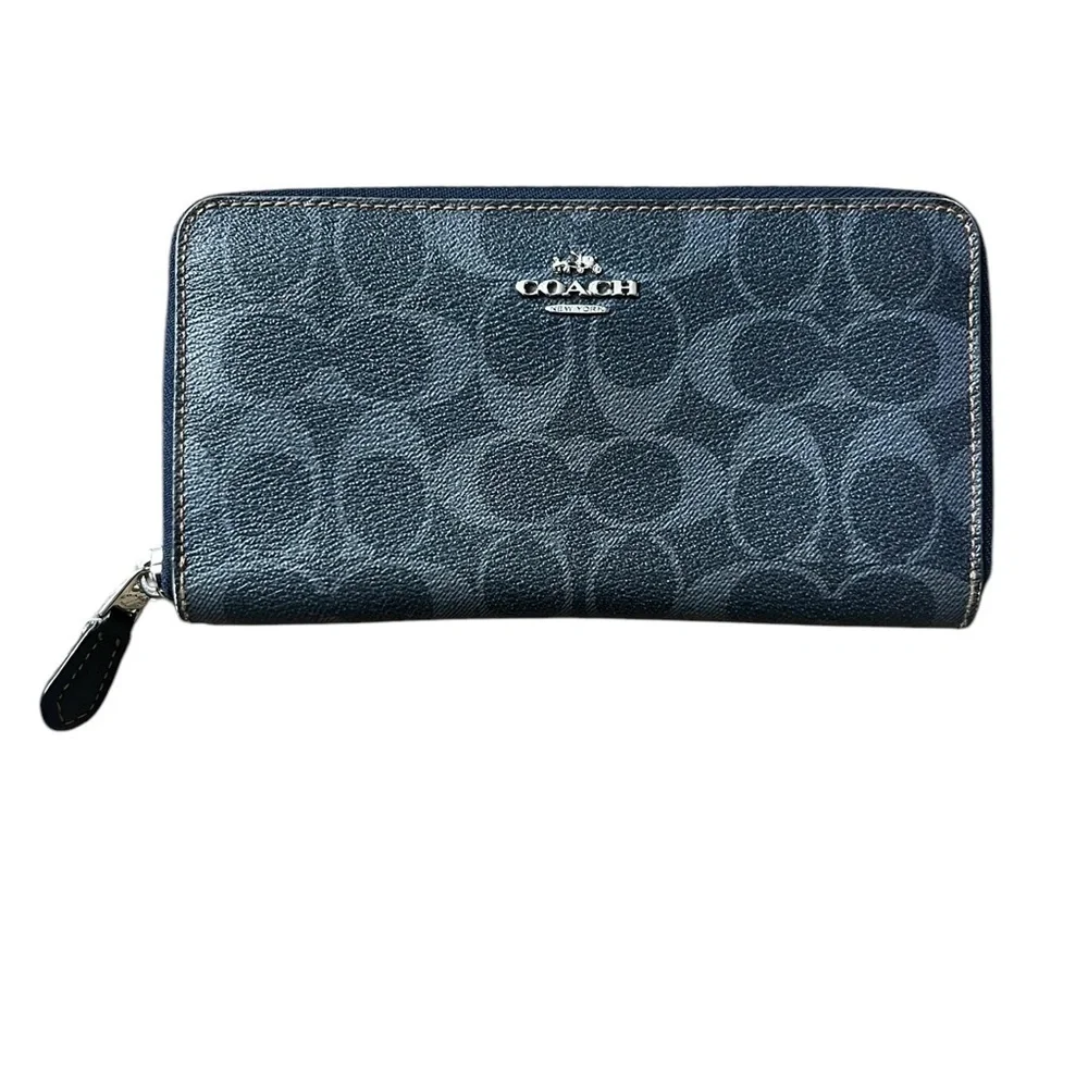 COACH Signature C4452 Long Zipper Wallet. Excellent condition!